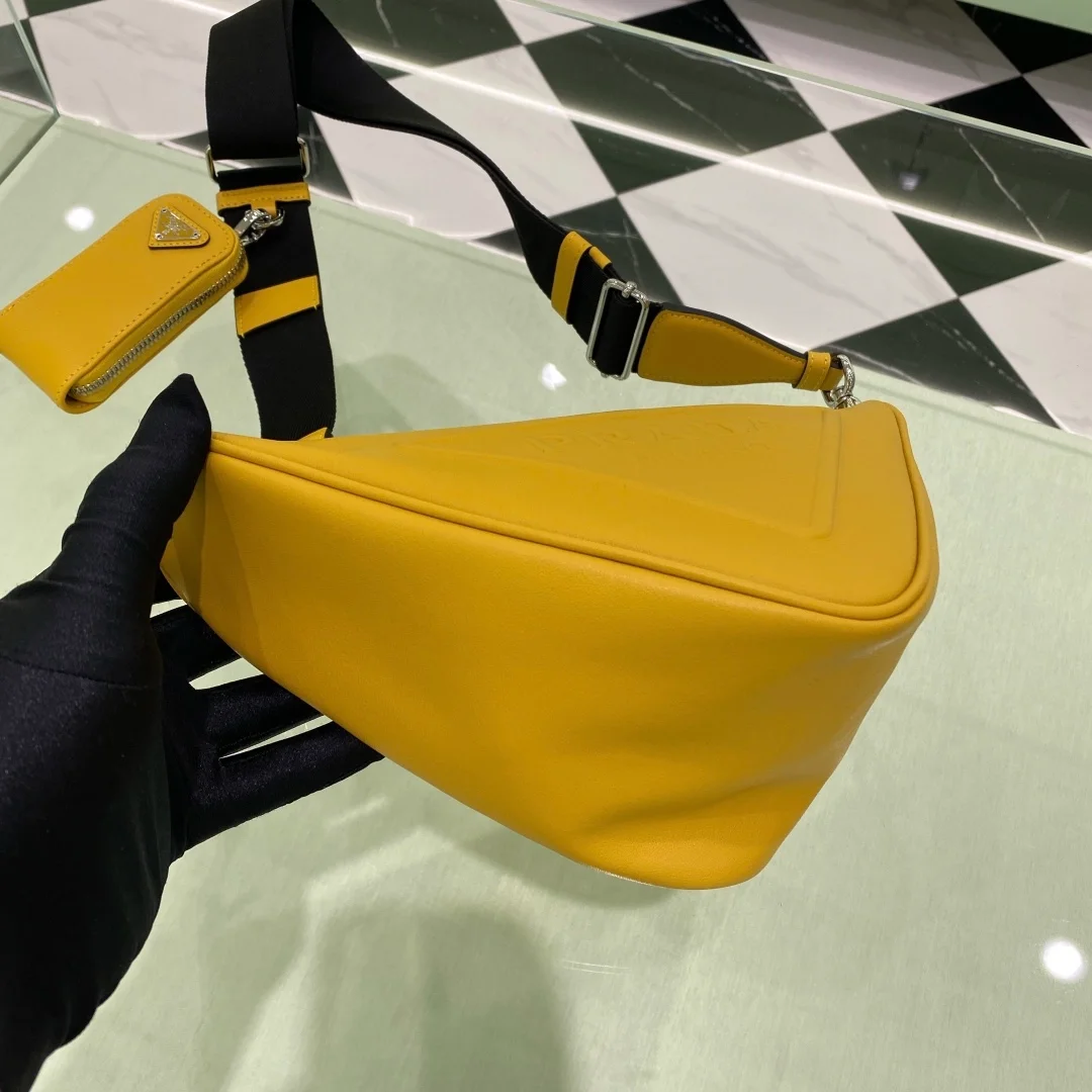 프라다 트라이앵글 레더 숄더백 옐로우