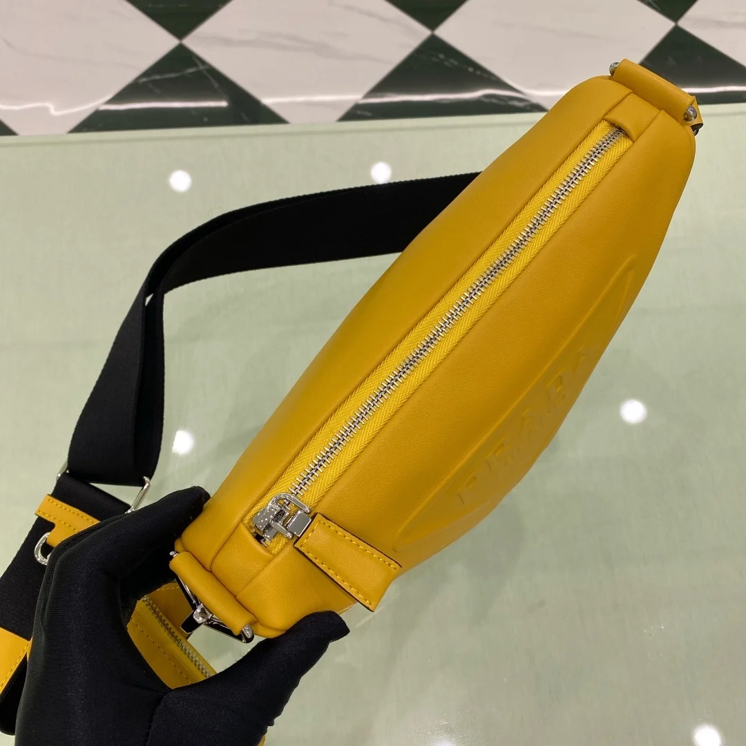 프라다 트라이앵글 레더 숄더백 옐로우