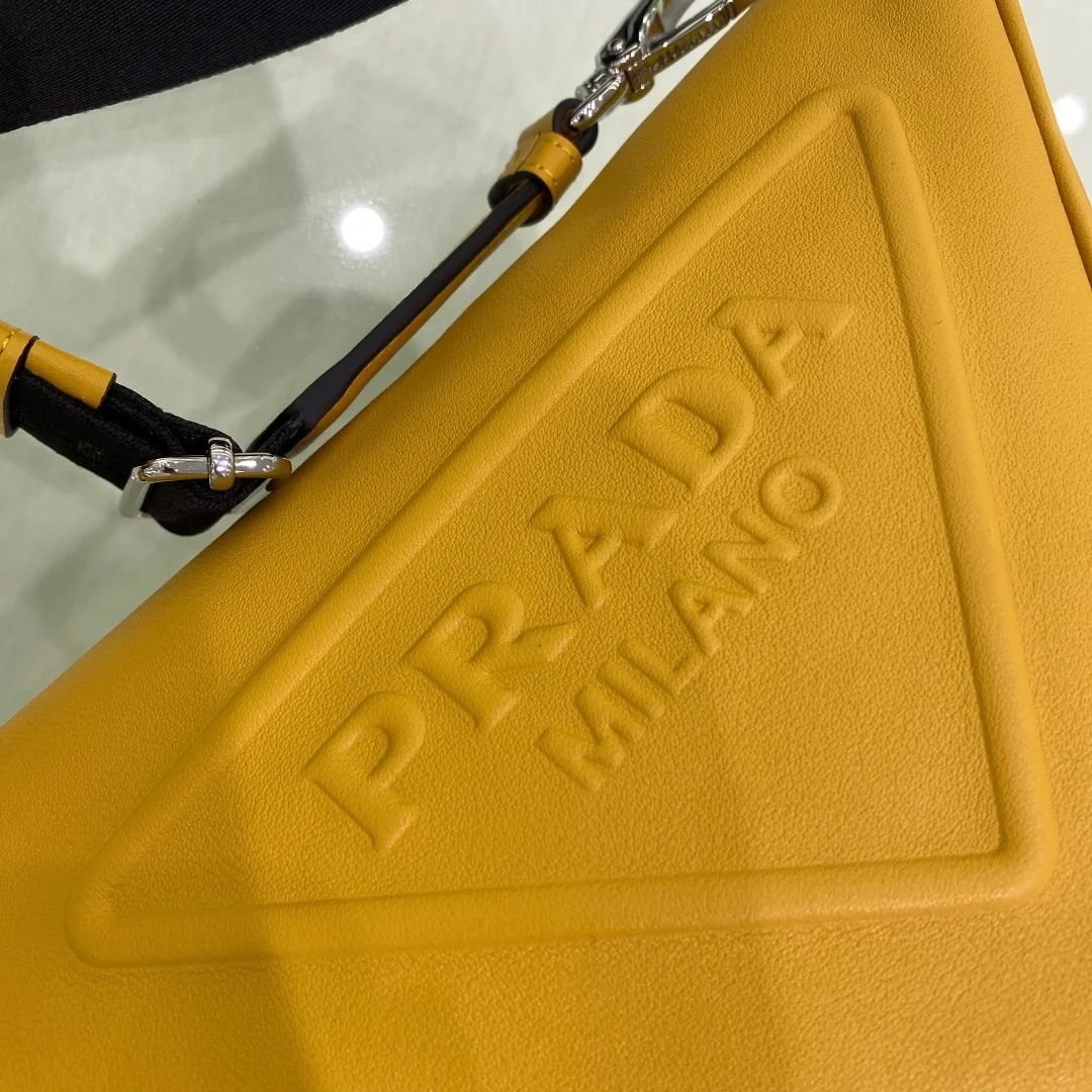 프라다 트라이앵글 레더 숄더백 옐로우