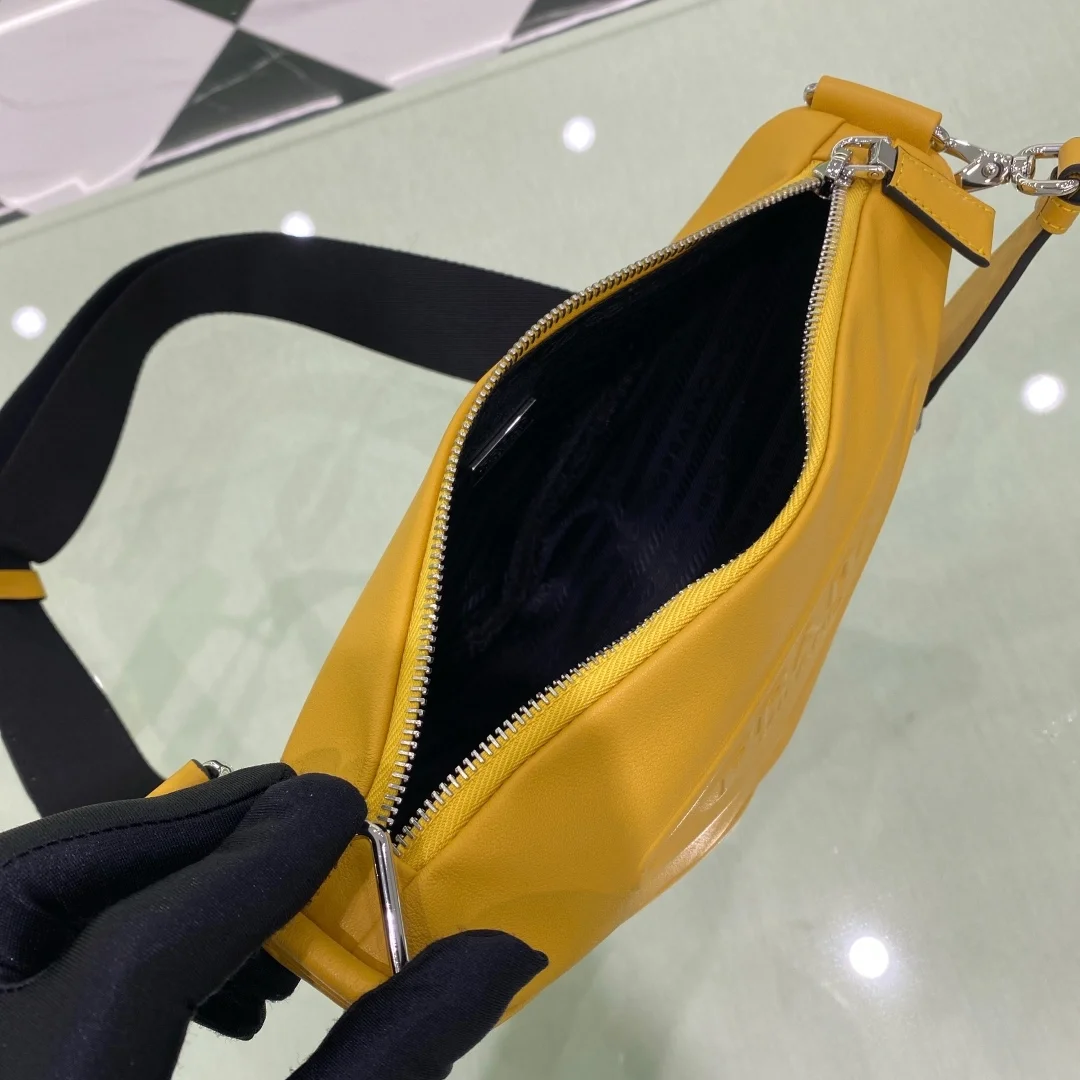 프라다 트라이앵글 레더 숄더백 옐로우