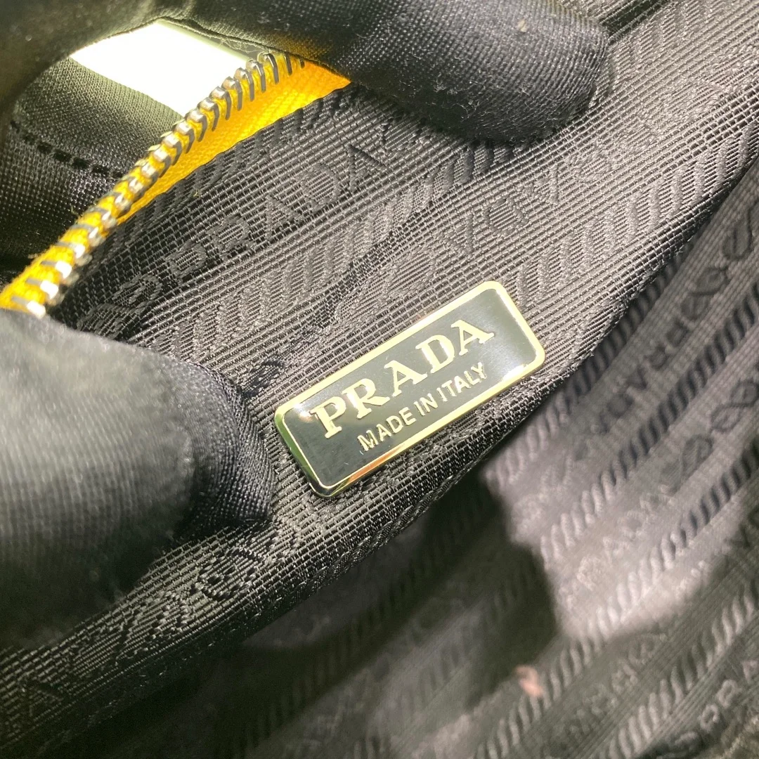 프라다 트라이앵글 레더 숄더백 옐로우