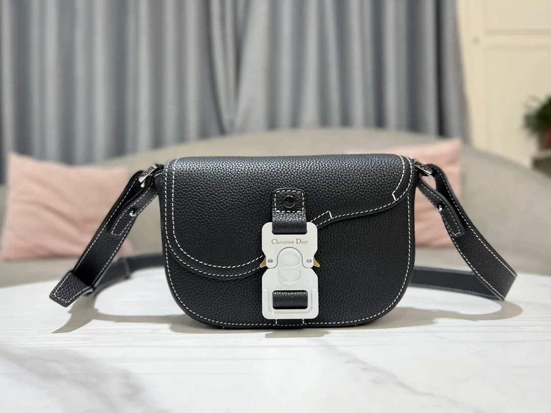 디올 새들 스트랩 파우치 블랙