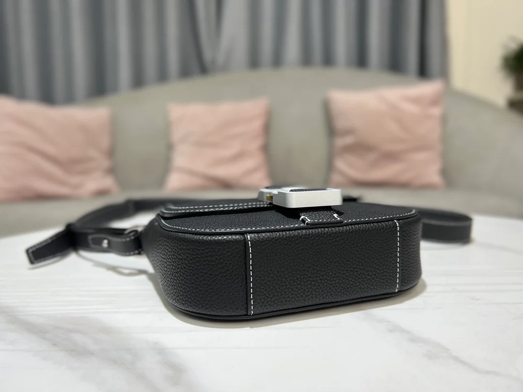 디올 새들 스트랩 파우치 블랙