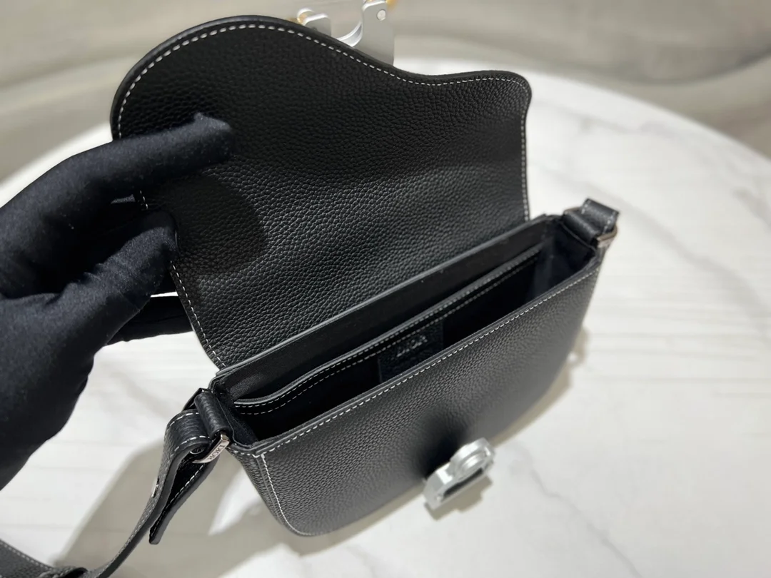 디올 새들 스트랩 파우치 블랙