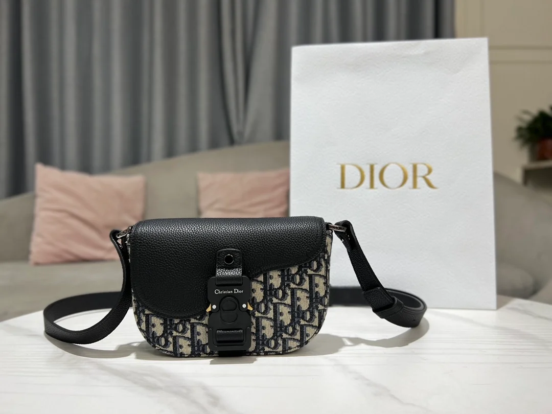 디올 새들 스트랩 파우치 베이지