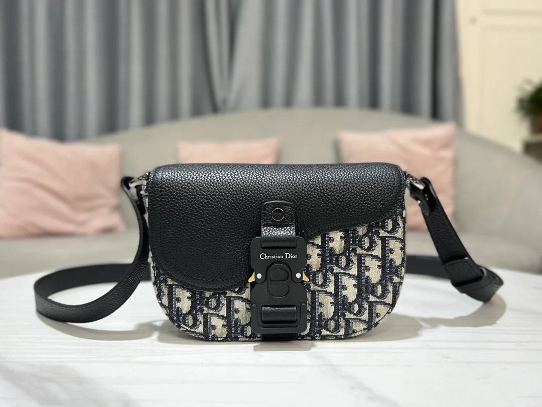 디올 새들 스트랩 파우치 베이지