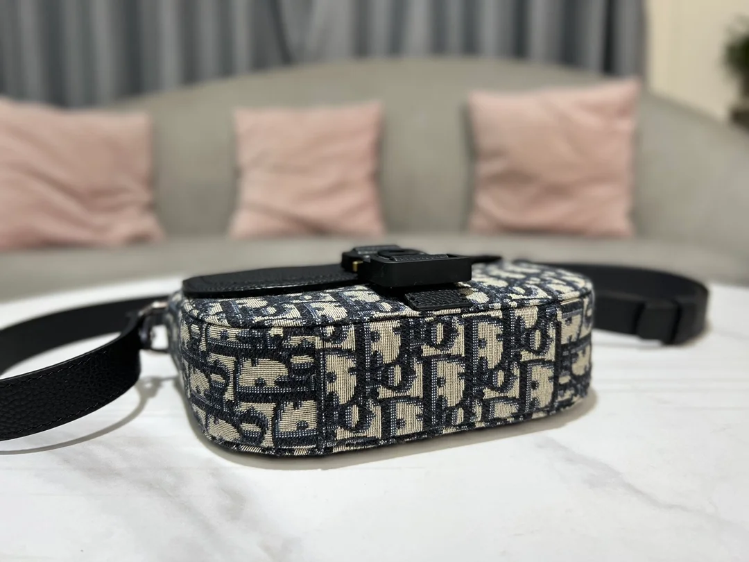 디올 새들 스트랩 파우치 베이지