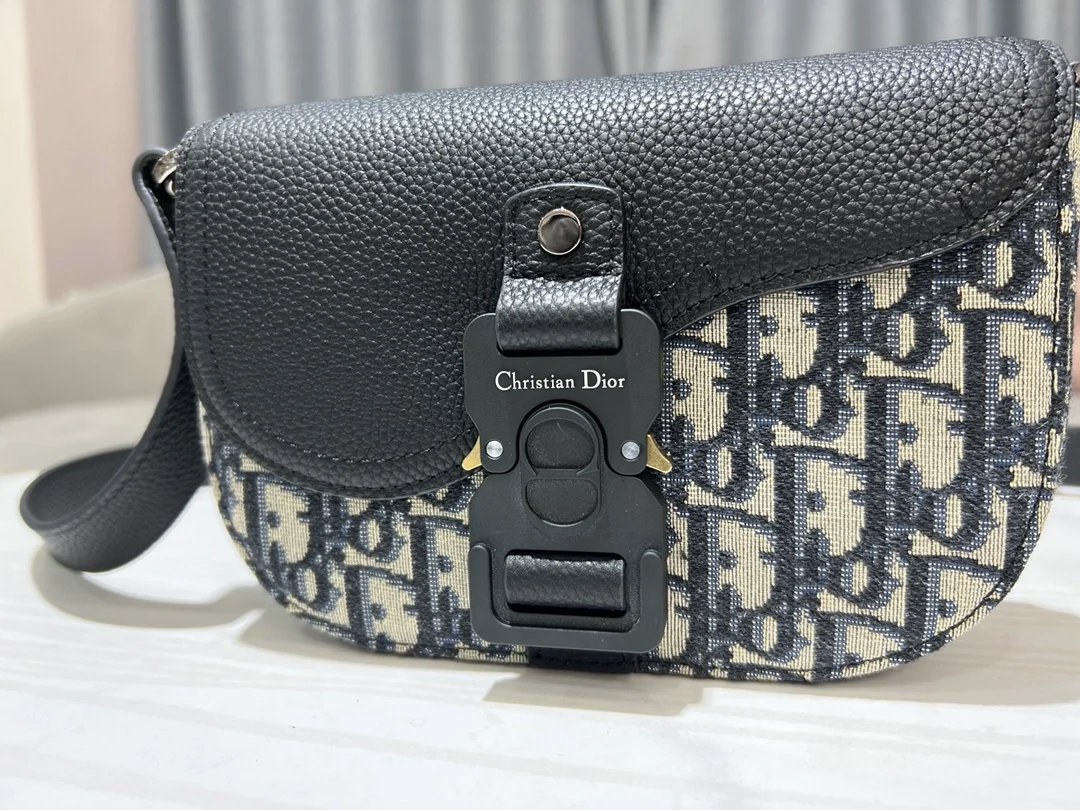 디올 새들 스트랩 파우치 베이지