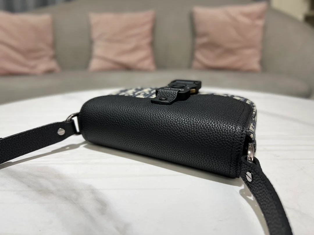 디올 새들 스트랩 파우치 베이지