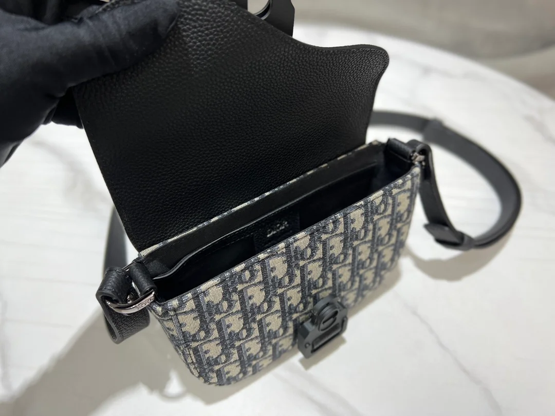 디올 새들 스트랩 파우치 베이지