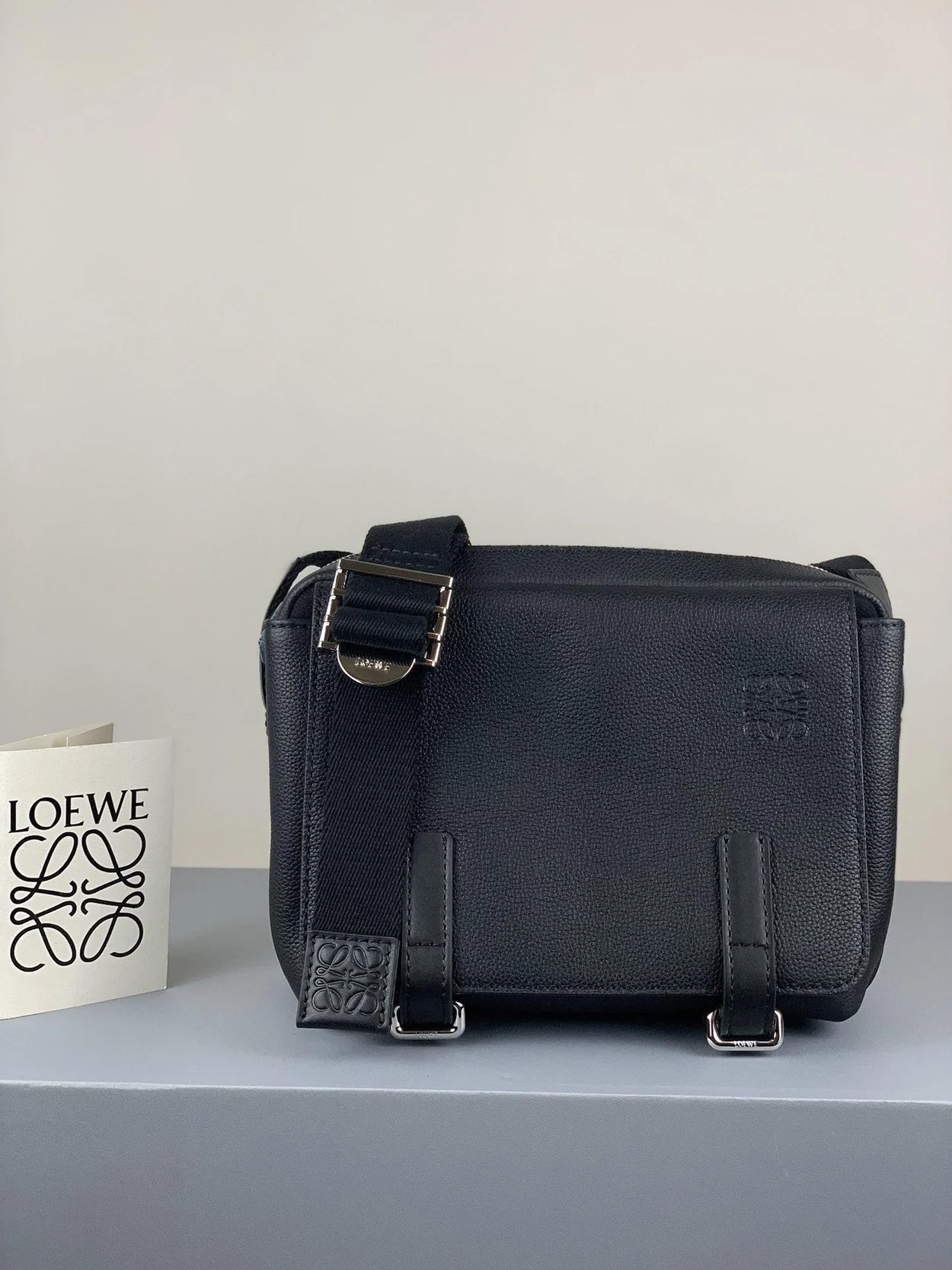 로에베 소프트 XS 밀리터리 메신저 백 블랙