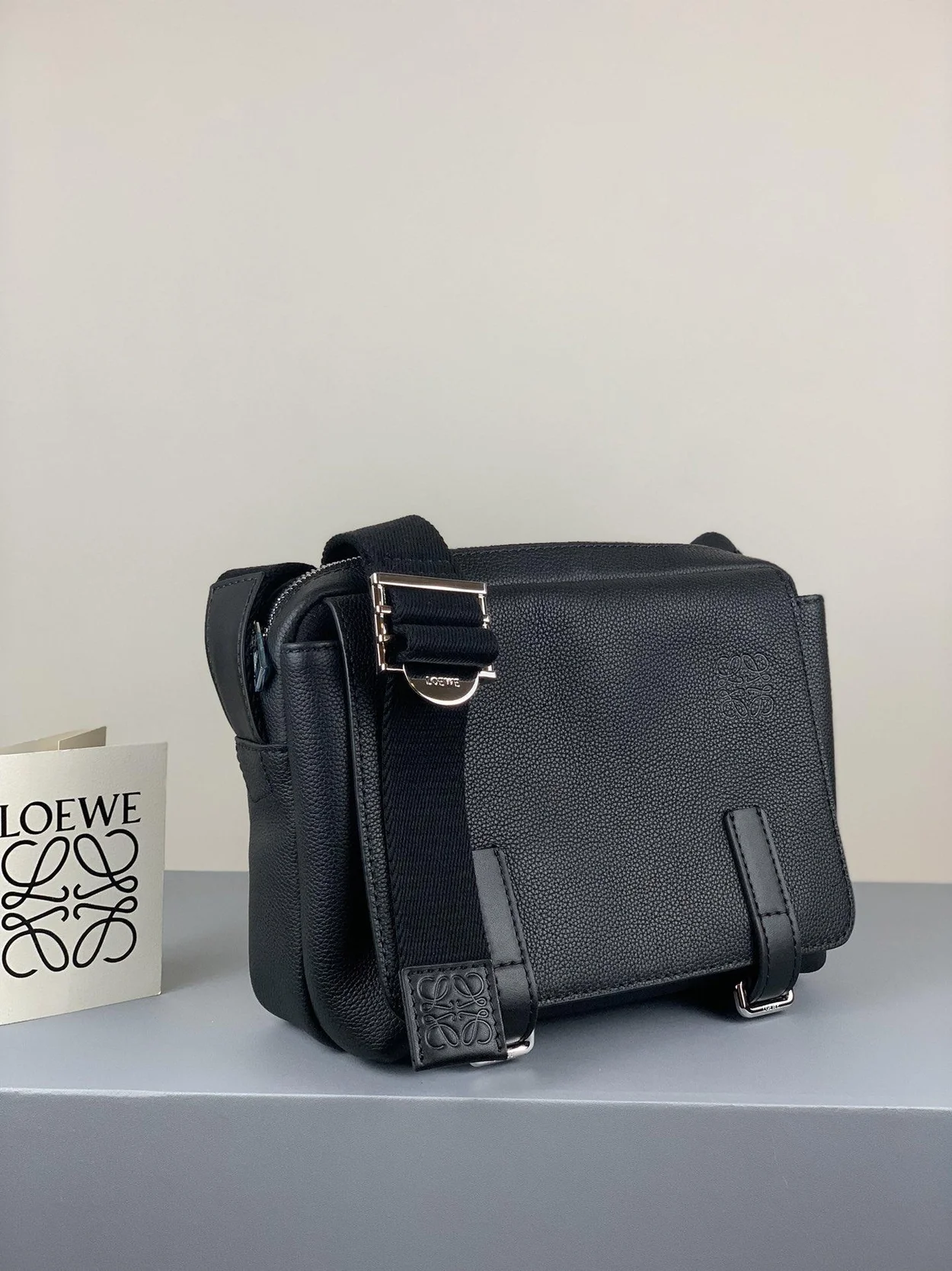 로에베 소프트 XS 밀리터리 메신저 백 블랙