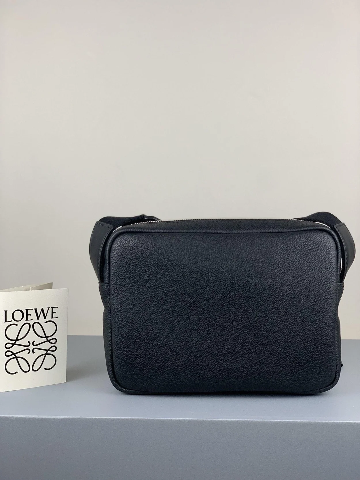 로에베 소프트 XS 밀리터리 메신저 백 블랙