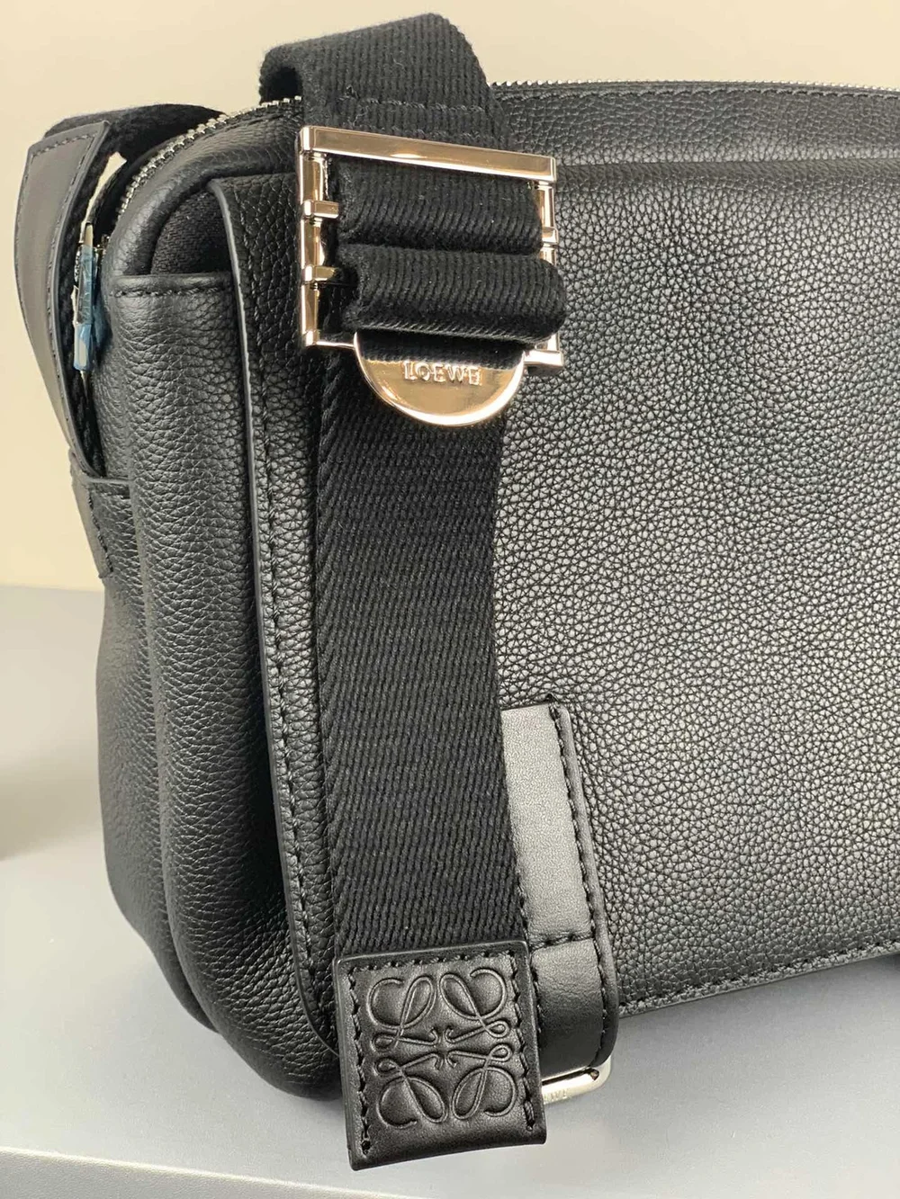 로에베 소프트 XS 밀리터리 메신저 백 블랙