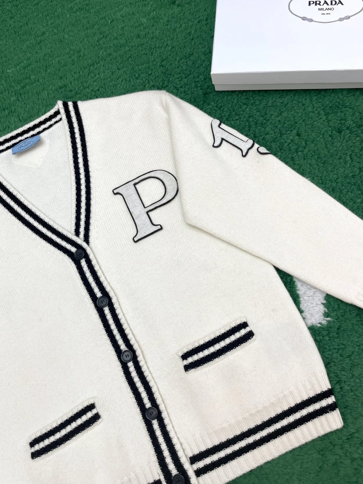 프라다 울 캐시미어 가디건