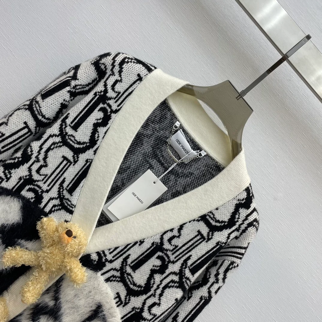 13 데마르조 모노그램 베어 가디건