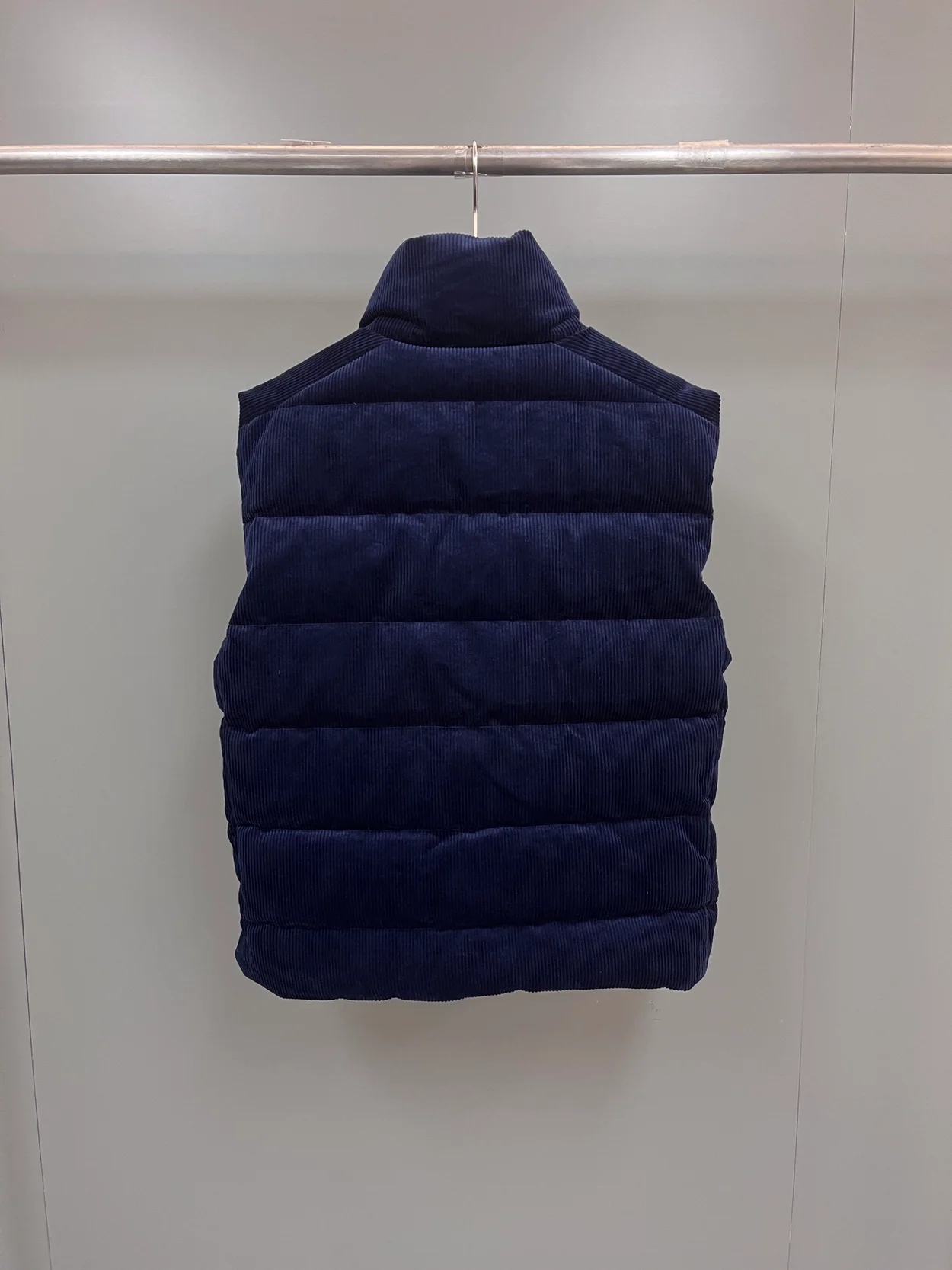 프라다 코듀로이 다운 패딩 베스트 블랙