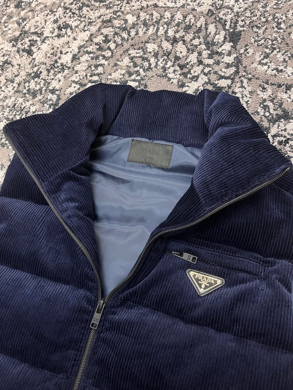 프라다 코듀로이 다운 패딩 베스트 블랙