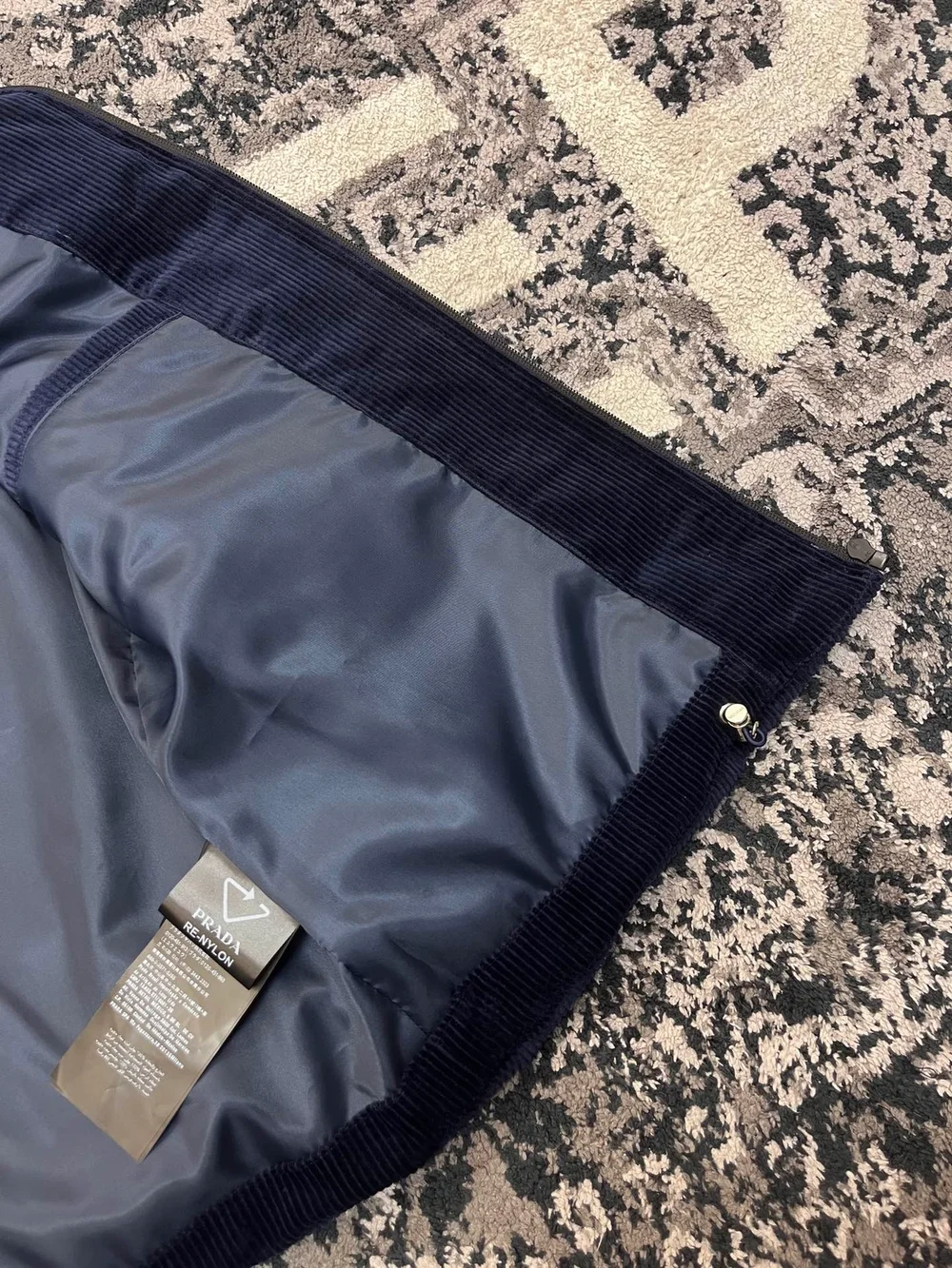 프라다 코듀로이 다운 패딩 베스트 블랙