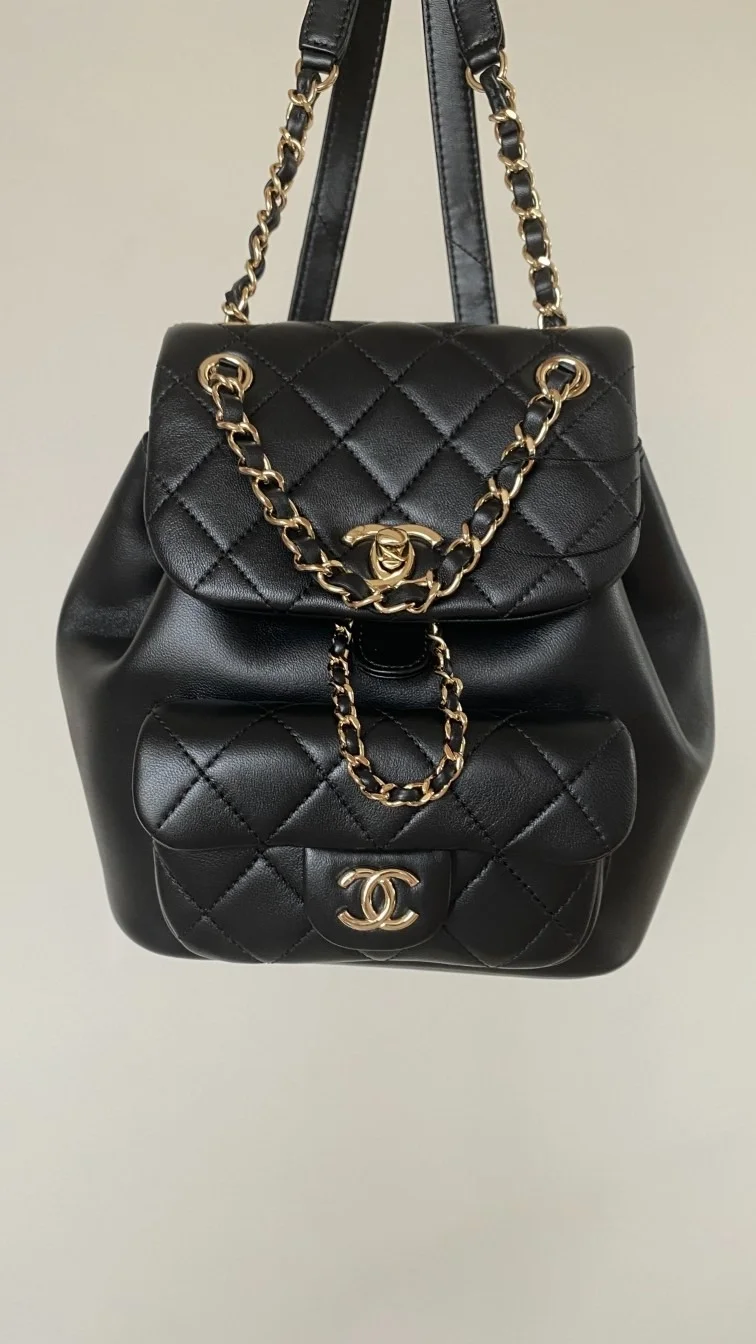 []샤넬 원 포켓 듀마 백팩 스몰 램스킨 블랙