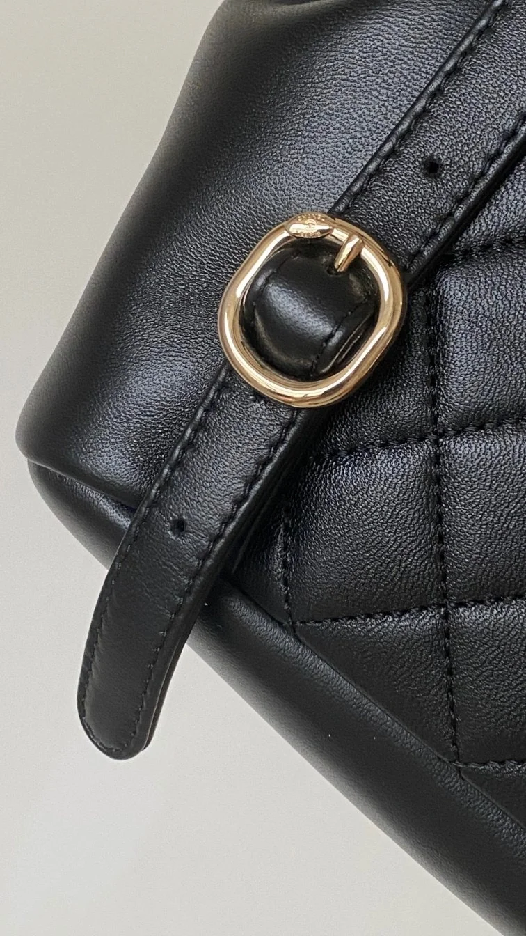 []샤넬 원 포켓 듀마 백팩 스몰 램스킨 블랙