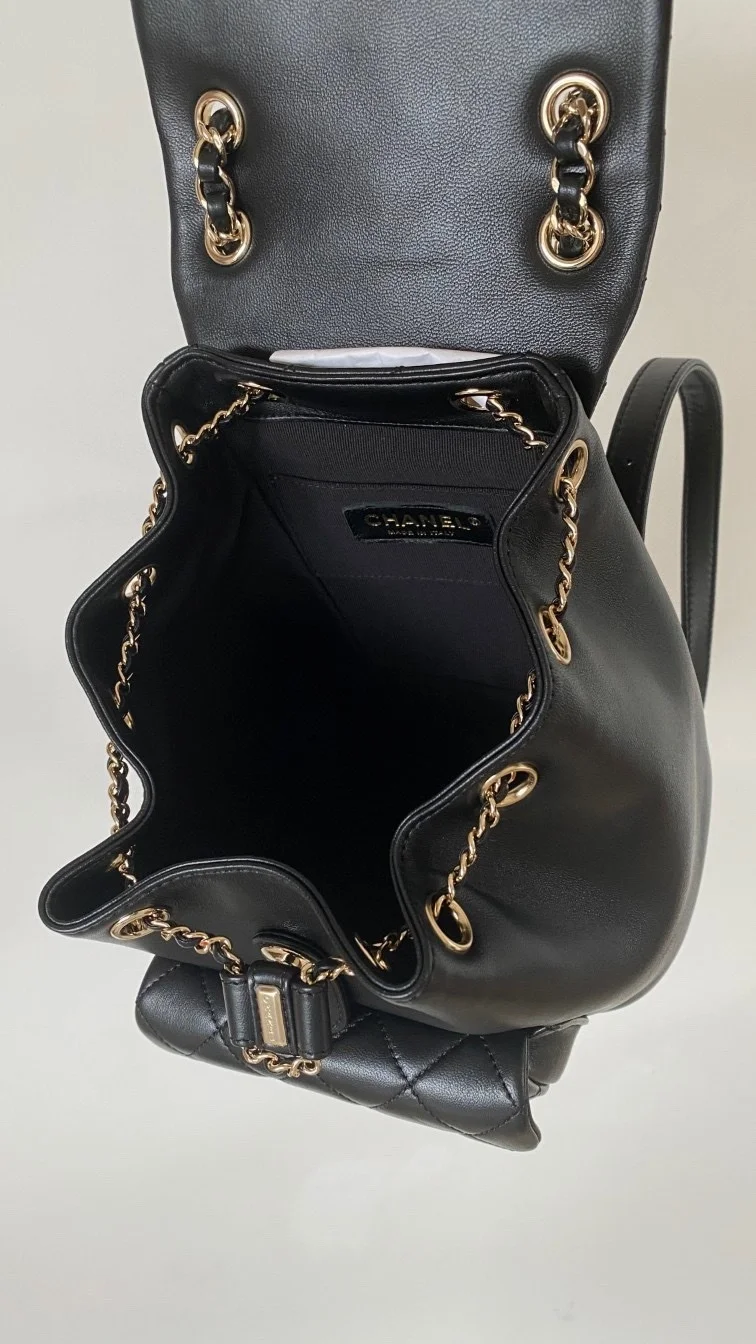 []샤넬 원 포켓 듀마 백팩 스몰 램스킨 블랙