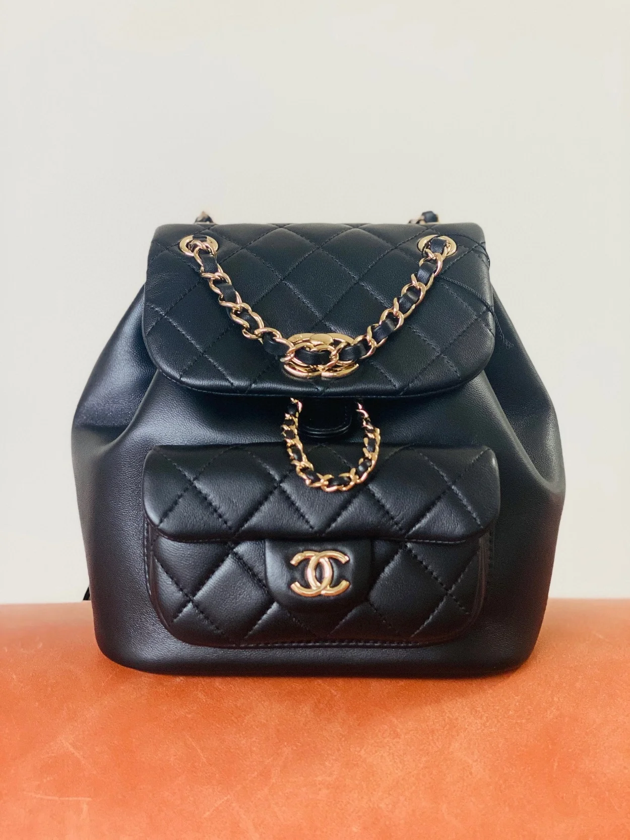 []샤넬 원 포켓 듀마 백팩 스몰 램스킨 블랙