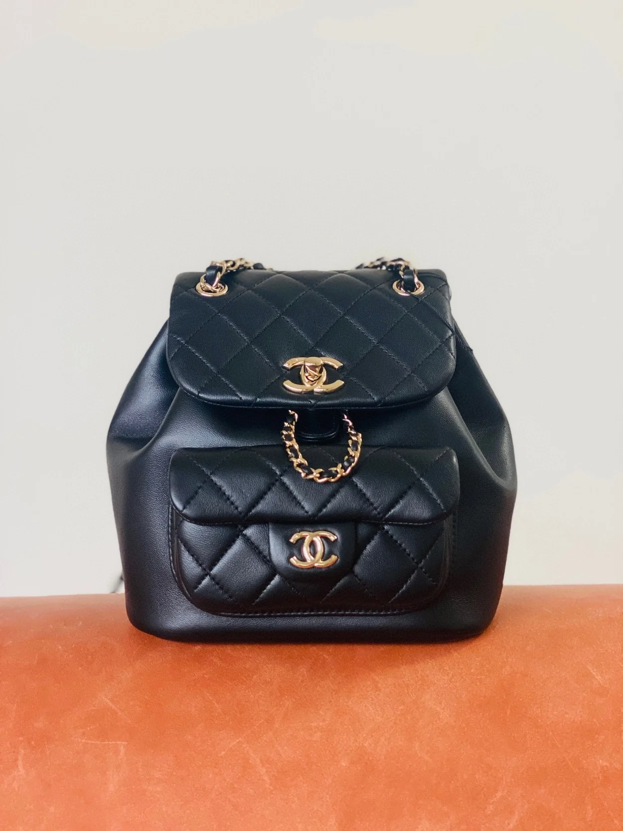 []샤넬 원 포켓 듀마 백팩 스몰 램스킨 블랙