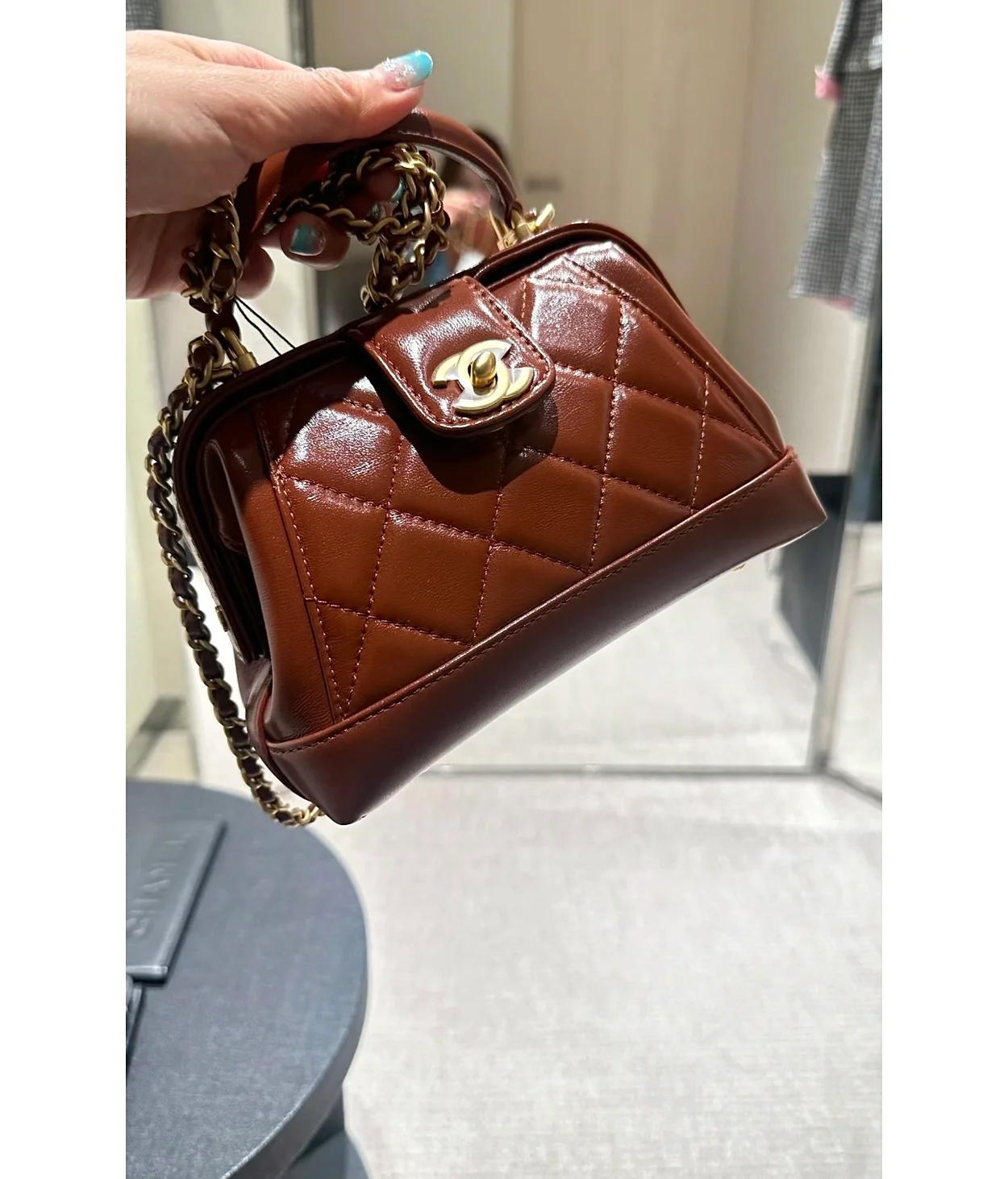 샤넬 핸들 장식 미니백 샤이니 램스킨 브라운