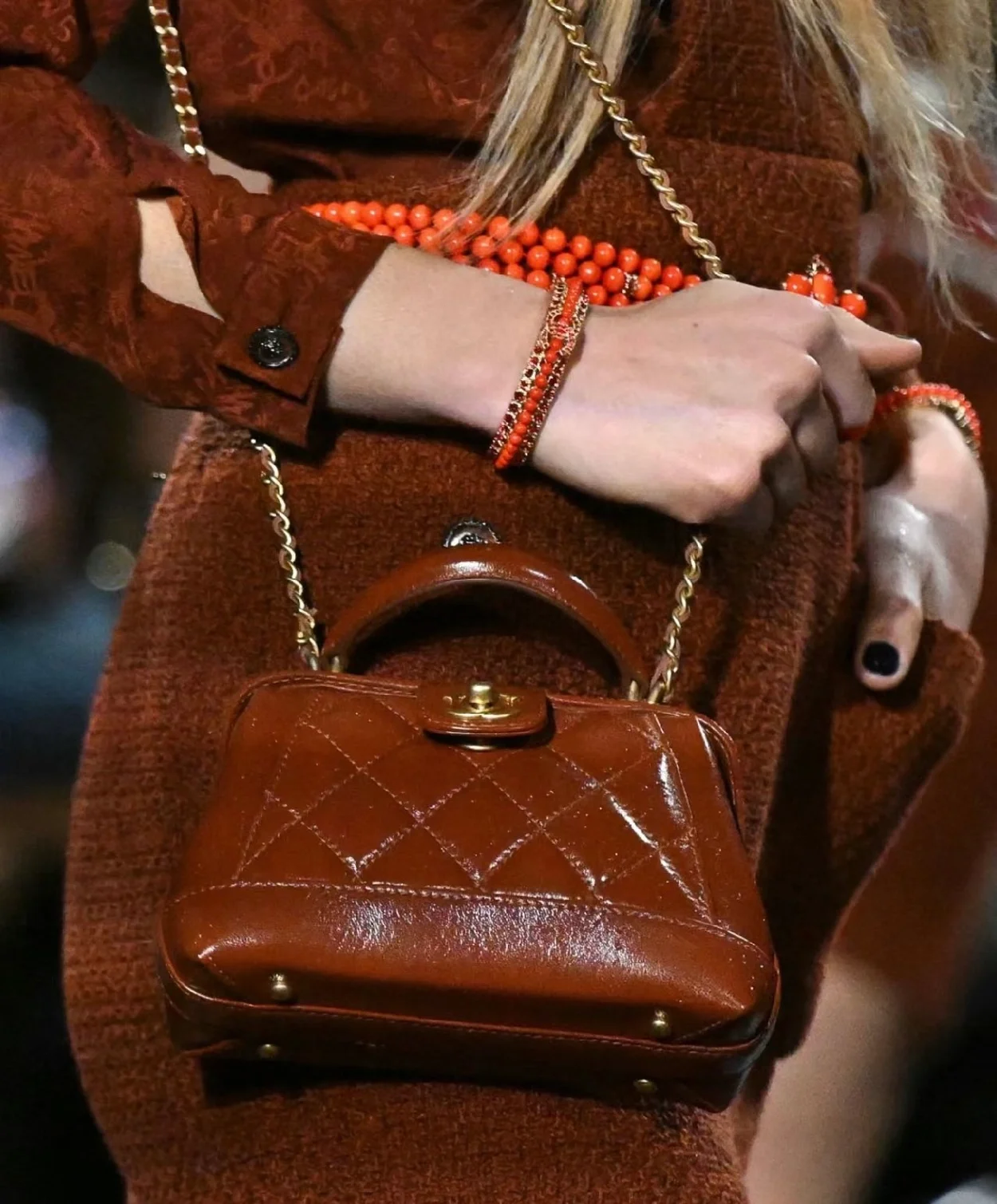 샤넬 핸들 장식 미니백 샤이니 램스킨 브라운