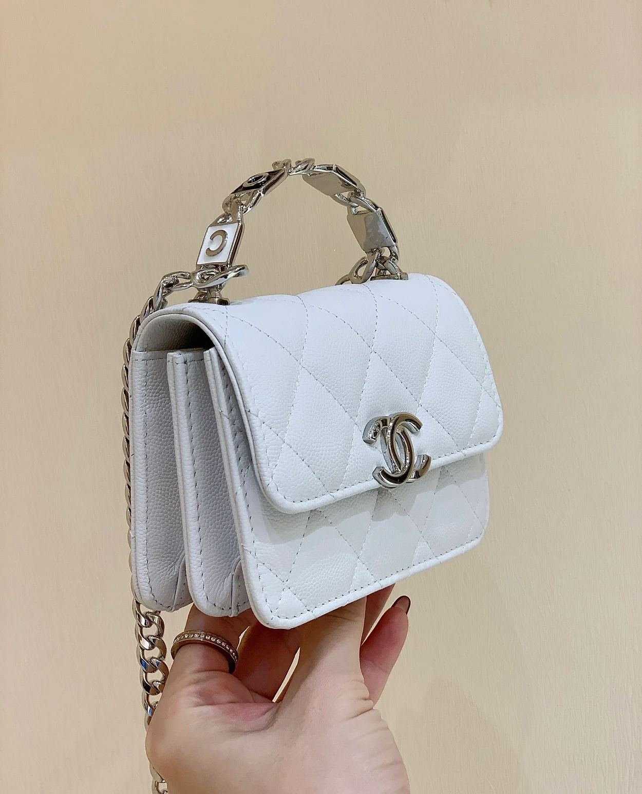 샤넬 미니 화이트 그레인드 카프스킨 코코 탑 핸들