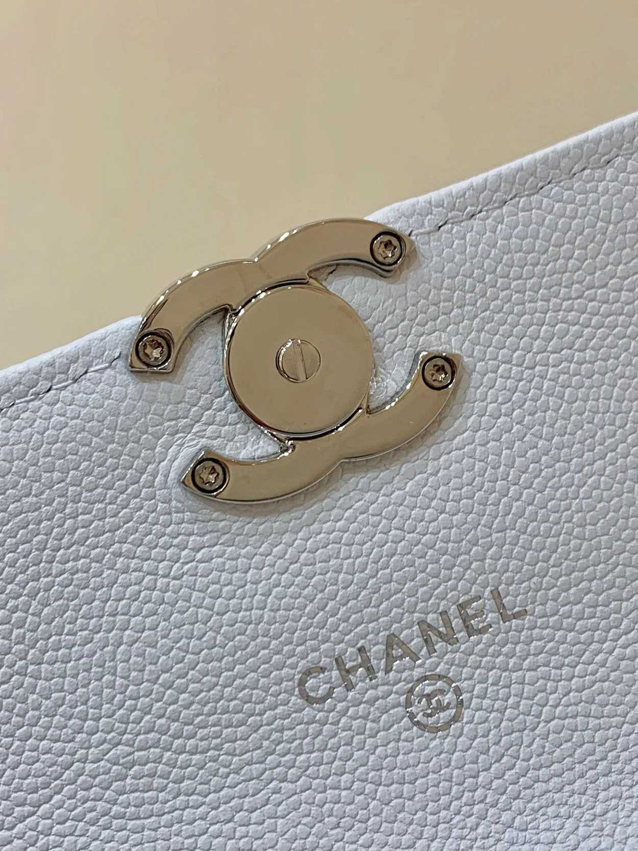 샤넬 미니 화이트 그레인드 카프스킨 코코 탑 핸들