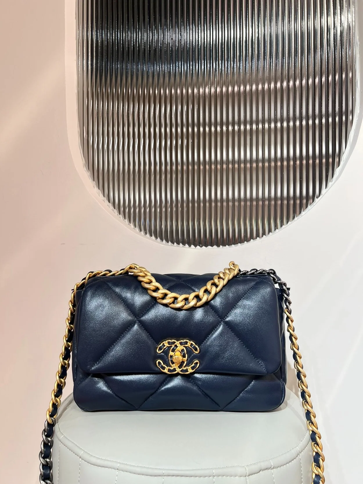 샤넬 19백 미디움 램스킨 네이비 골드