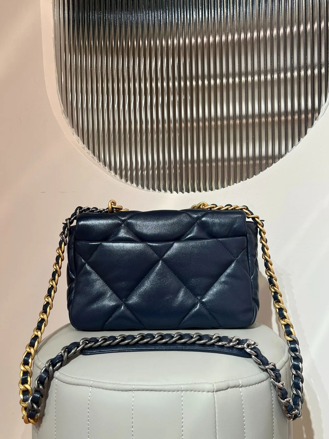 샤넬 19백 미디움 램스킨 네이비 골드