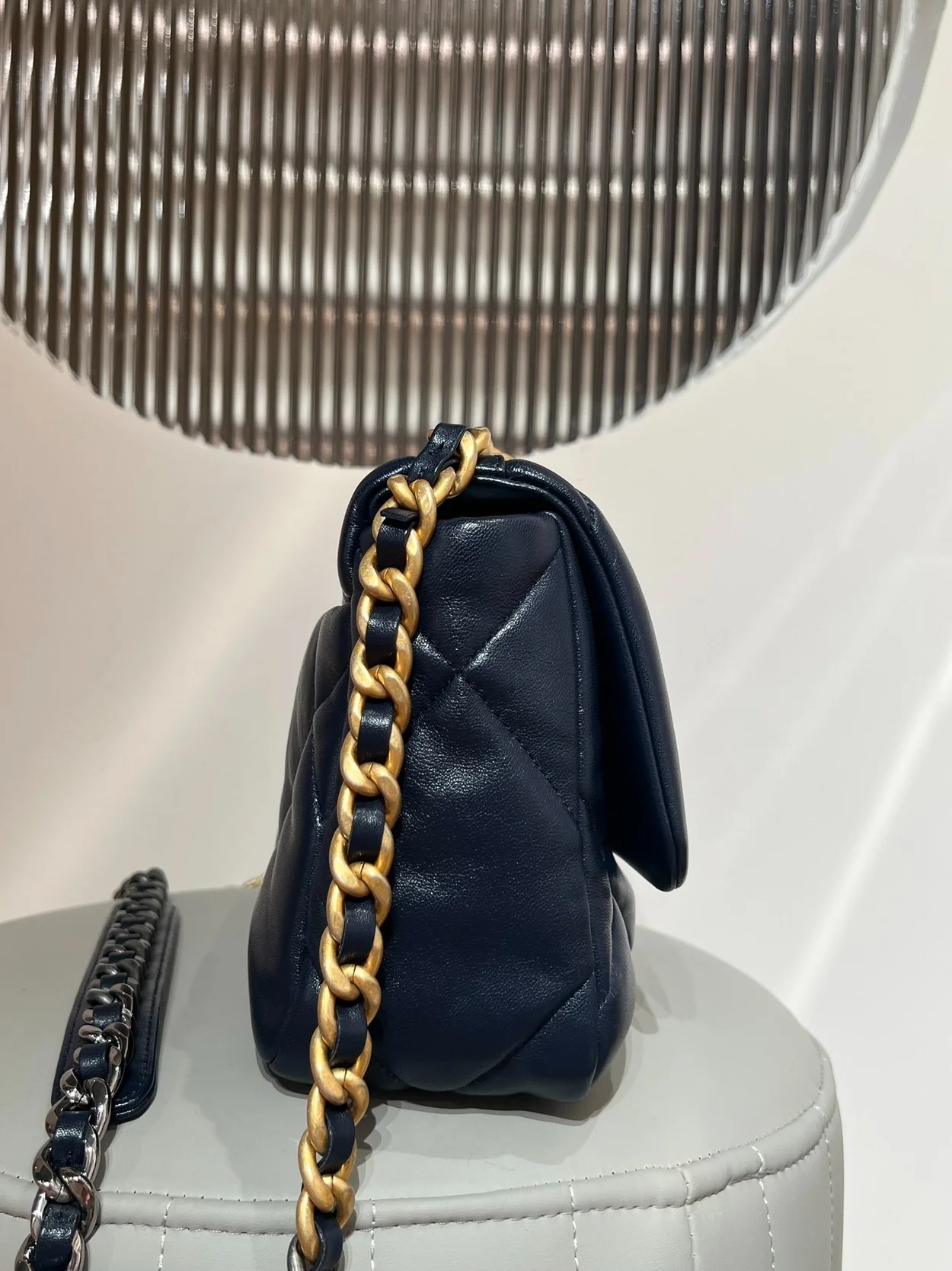 샤넬 19백 미디움 램스킨 네이비 골드