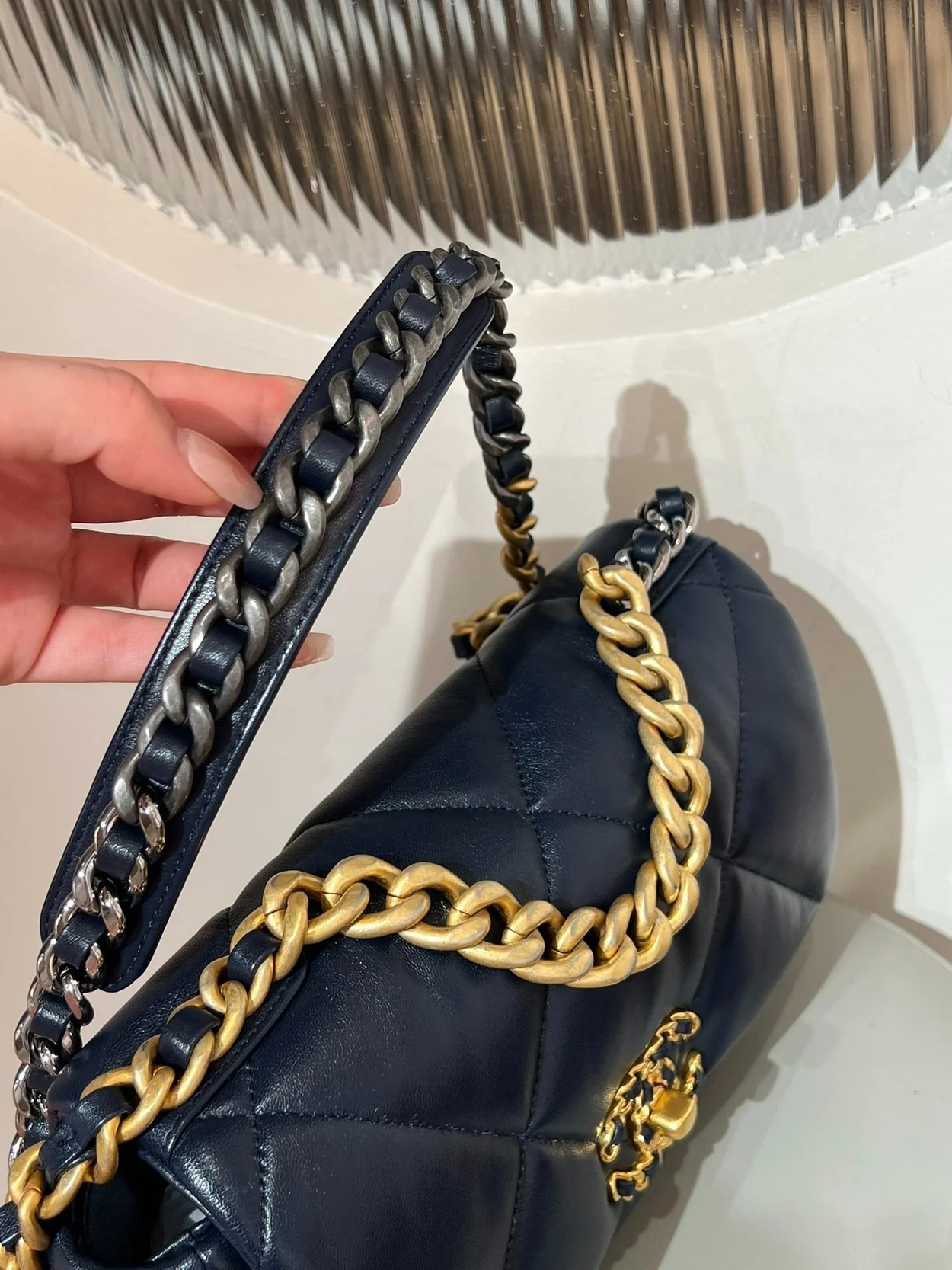 샤넬 19백 미디움 램스킨 네이비 골드