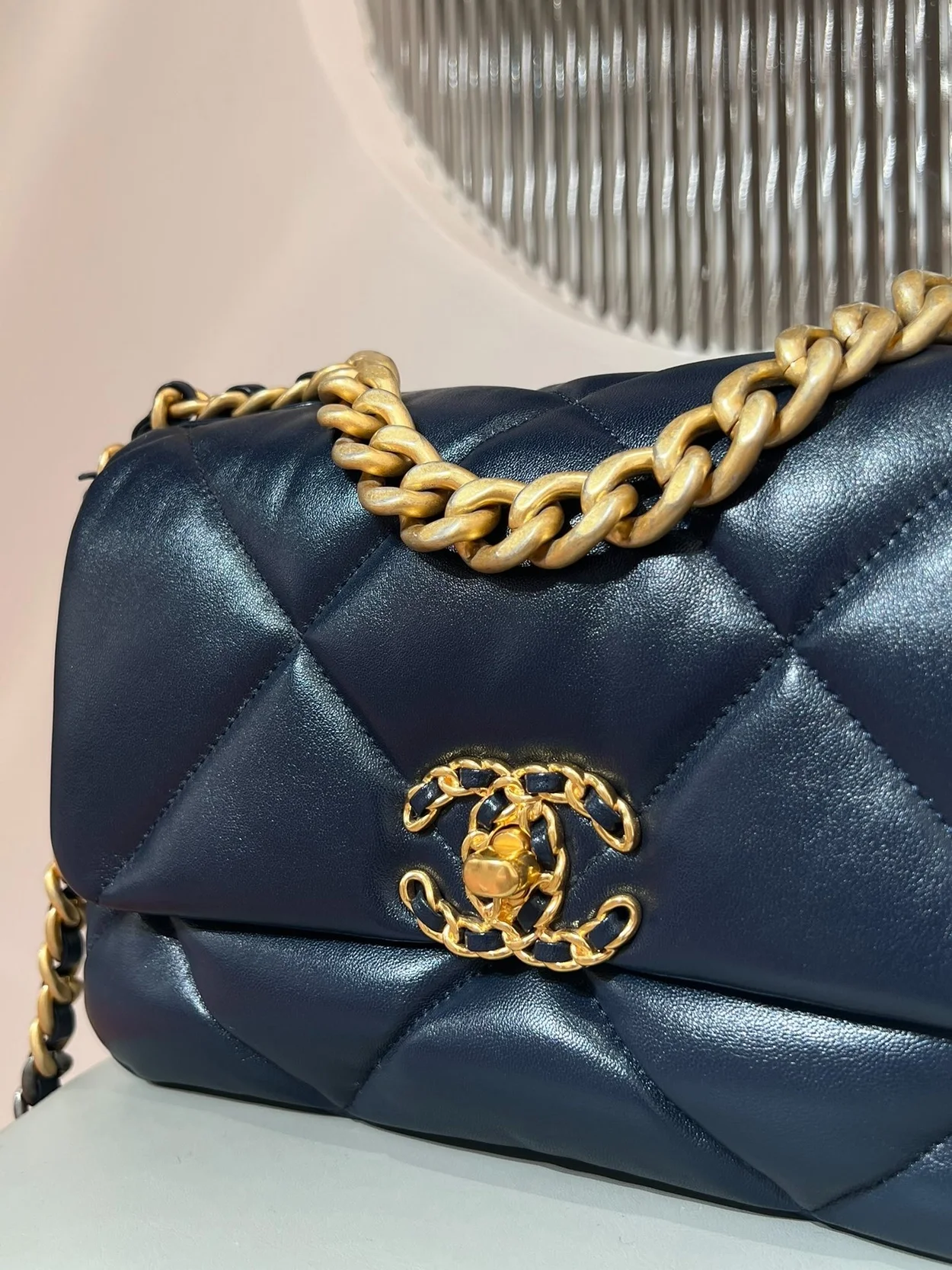 샤넬 19백 미디움 램스킨 네이비 골드