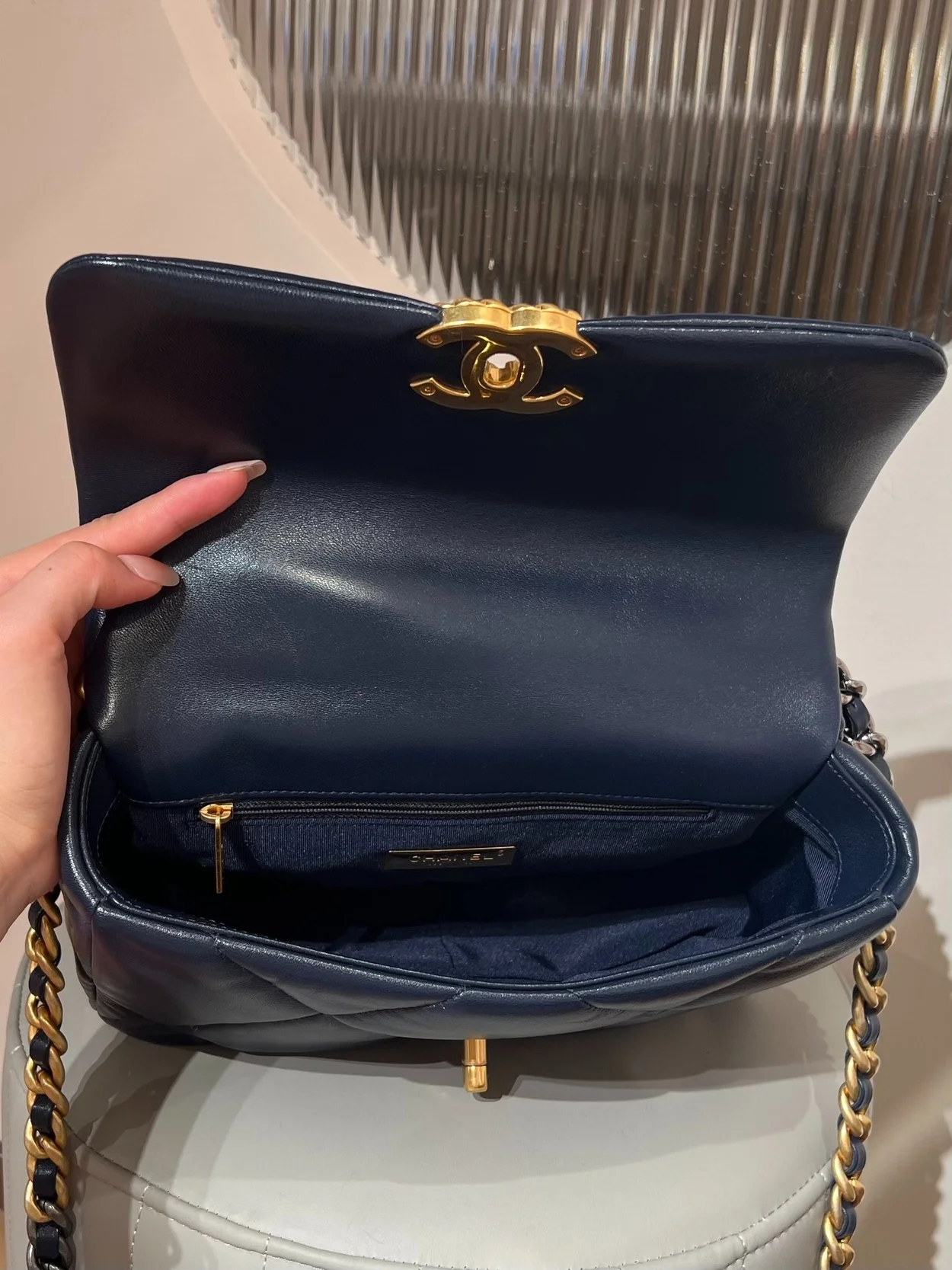 샤넬 19백 미디움 램스킨 네이비 골드