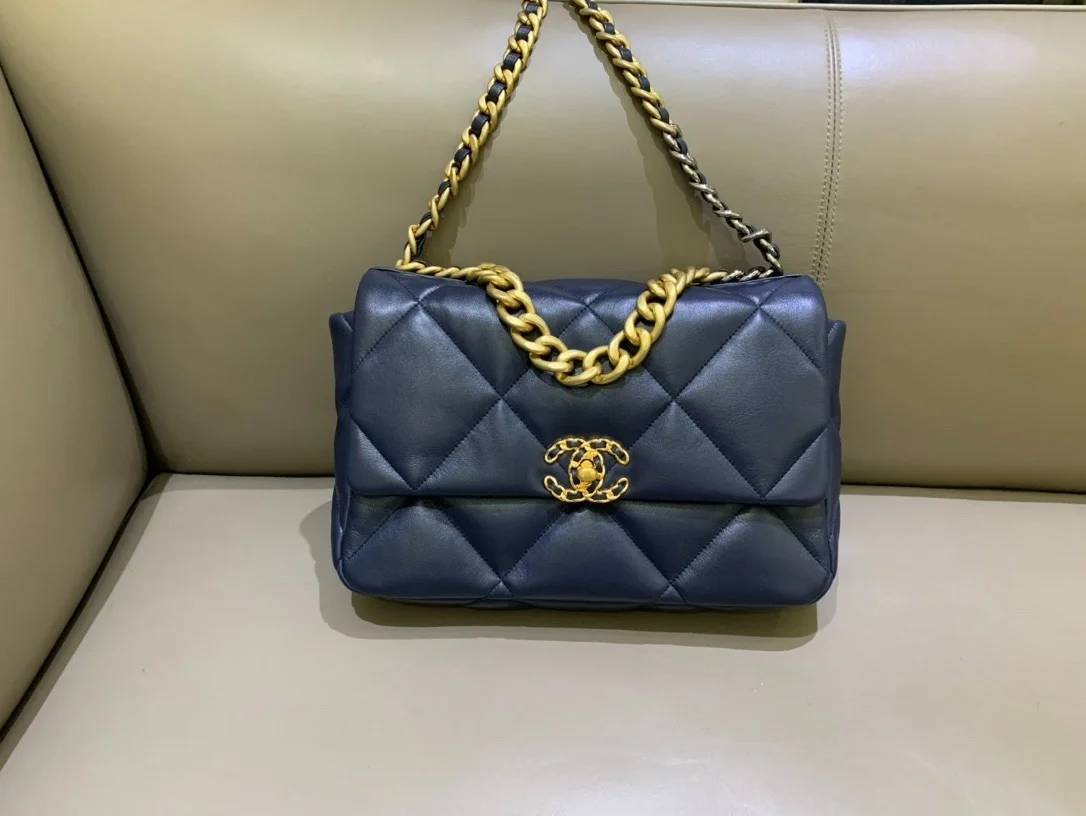 샤넬 19백 미디움 램스킨 네이비 골드