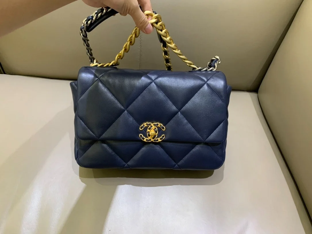 샤넬 19백 미디움 램스킨 네이비 골드