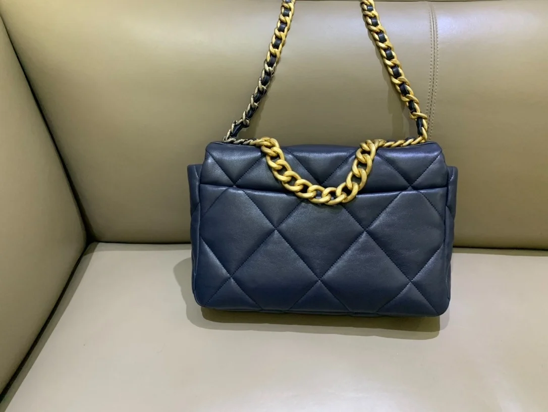 샤넬 19백 미디움 램스킨 네이비 골드