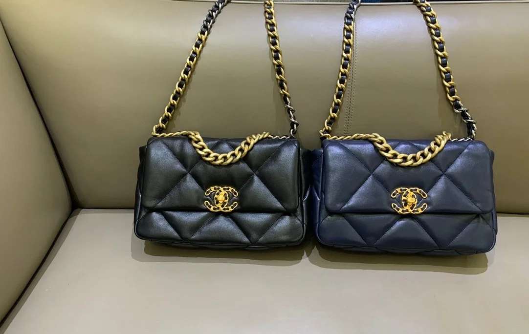 샤넬 19백 미디움 램스킨 네이비 골드