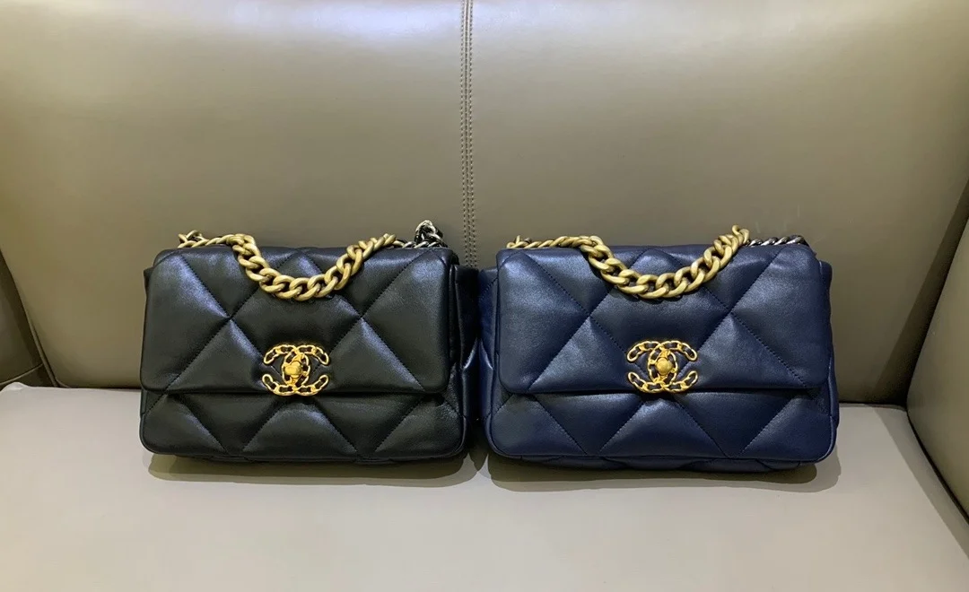 샤넬 19백 미디움 램스킨 네이비 골드