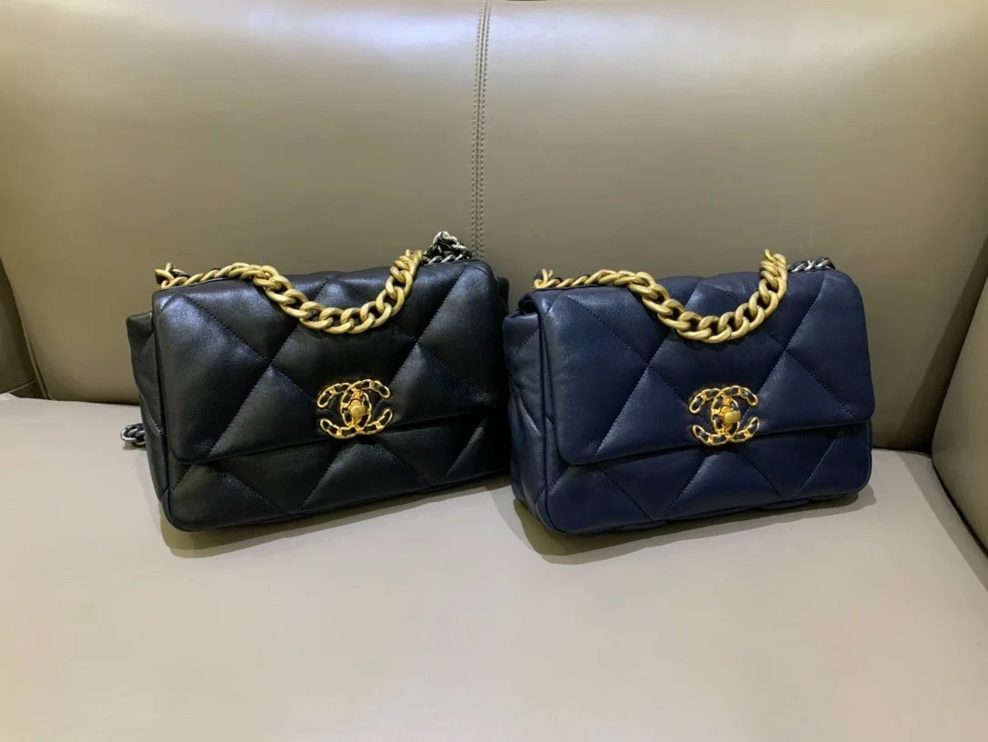 샤넬 19백 미디움 램스킨 네이비 골드