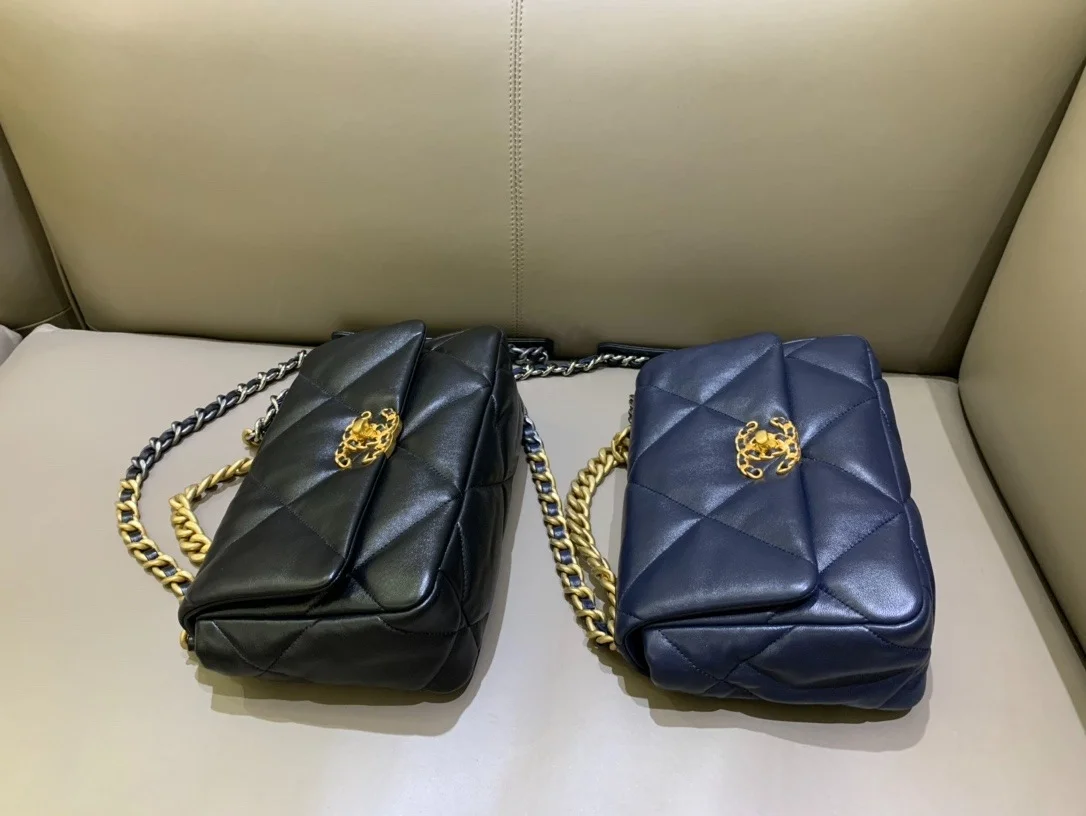 샤넬 19백 미디움 램스킨 네이비 골드