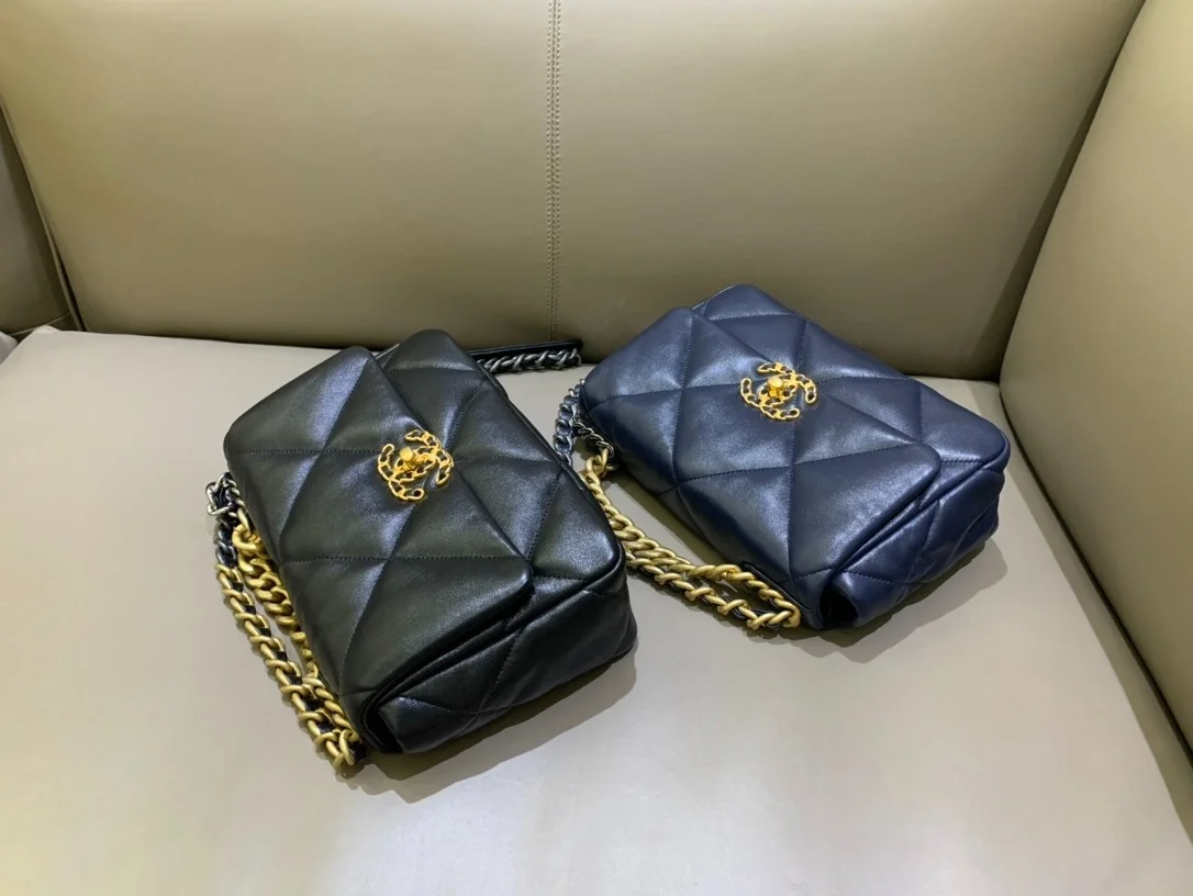 샤넬 19백 미디움 램스킨 네이비 골드