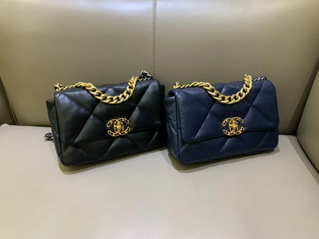 샤넬 19백 미디움 램스킨 네이비 골드