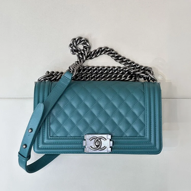 샤넬 보이백 미디움 캐비어 보이백 은장