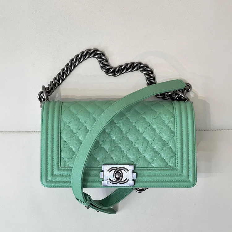 샤넬 보이백 미디움 캐비어 보이백 은장