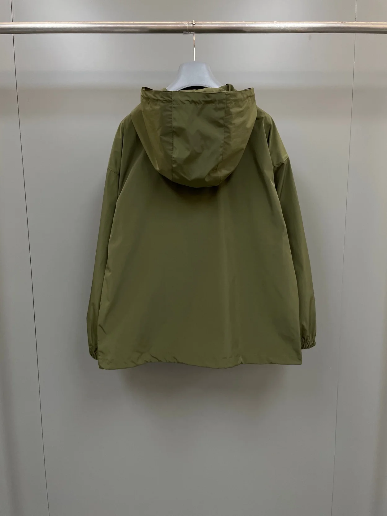 프라다 리나일론 에나멜 트라이앵글 로고 자켓 카키